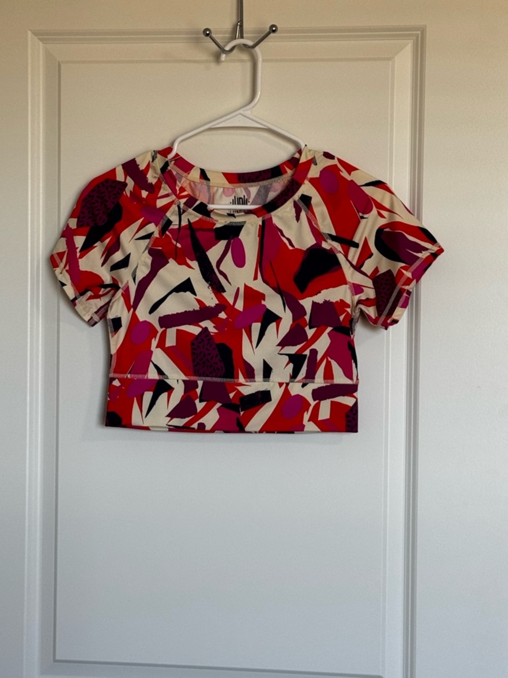 J.Dow Fitness Cropped Top M Pink Red Abstract Athletic Stretch Tee